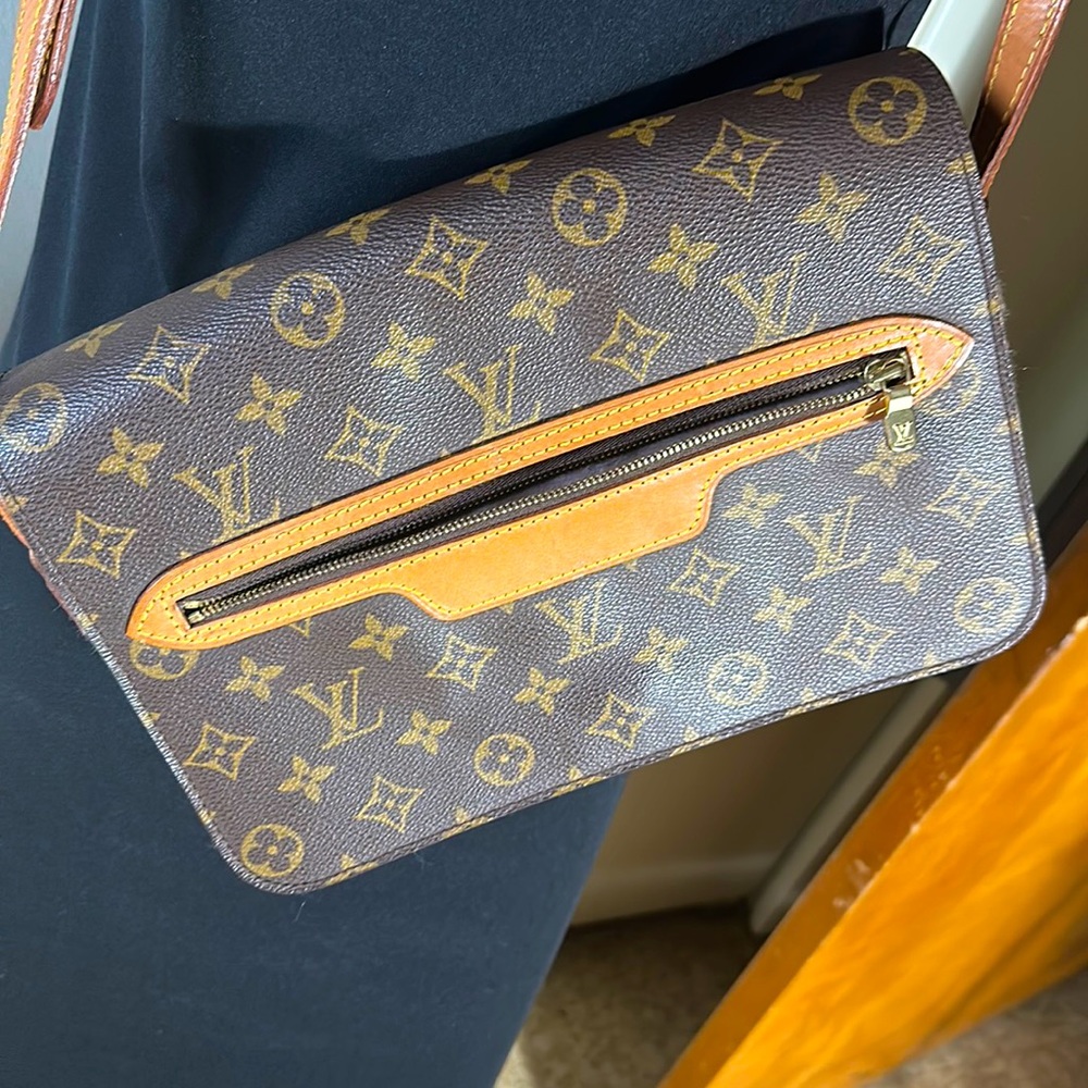 Authentic Louis Vuitton cross body in Good Condition.